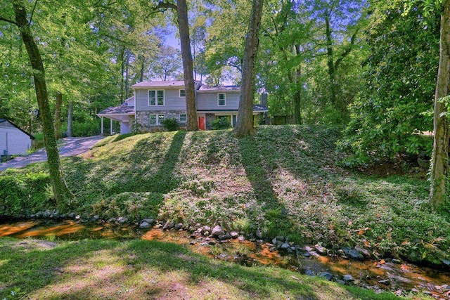 view of yard with a carport