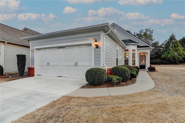 view of front facade featuring a garage and driveway