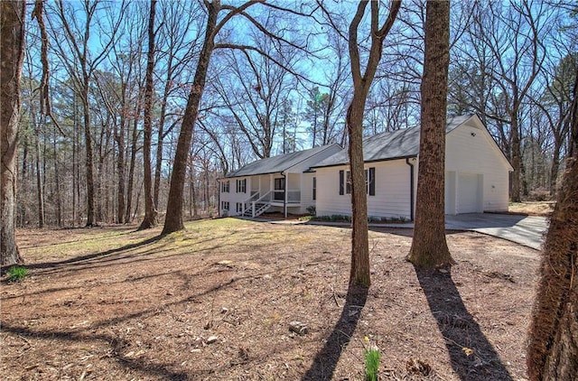 view of front of house featuring a garage and dirt driveway