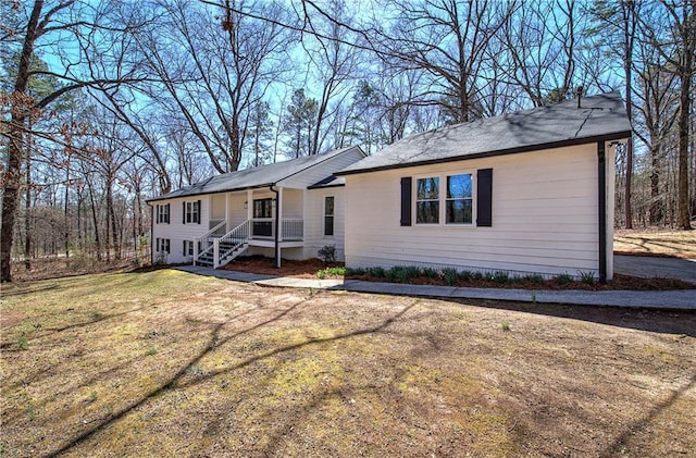 ranch-style house featuring a front yard