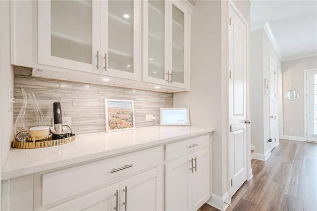 5005 Shay Town Ln, Peachtree Corners, GA 30092 - bar with crown molding, baseboards, backsplash, and wood finished floors