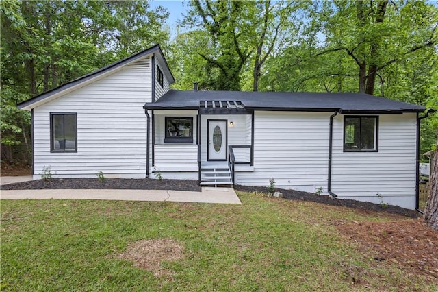 9438 Cedar Creek Pl, Douglasville, GA 30135 - view of front of house featuring roof with shingles and a front yard