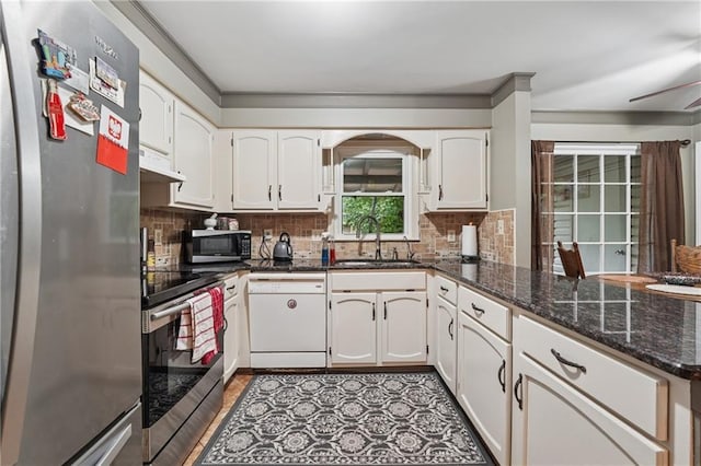 2030 Spring End Ct, Lawrenceville, GA 30044 - kitchen featuring stainless steel appliances, a sink, under cabinet range hood, tasteful backsplash, and a peninsula