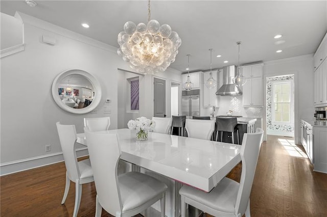 dining space featuring a chandelier, recessed lighting, dark wood-style flooring, crown molding, and baseboards