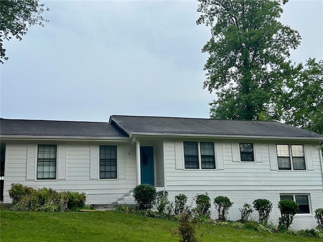 view of front facade featuring a front lawn