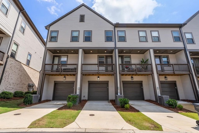 townhome / multi-family property featuring cooling unit