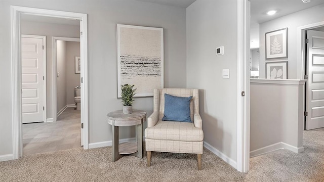 living area with recessed lighting, carpet flooring, and baseboards