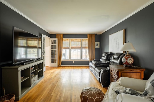 living room featuring light hardwood / wood-style flooring and crown molding