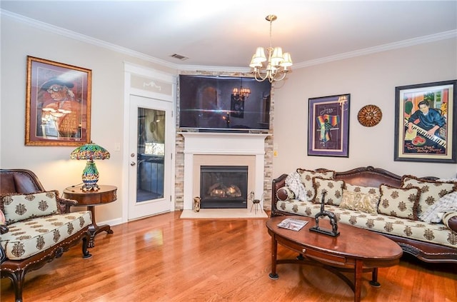 living room featuring crown molding, a chandelier, and hardwood / wood-style floors