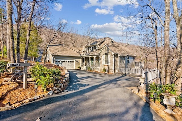 view of front facade featuring a garage and driveway