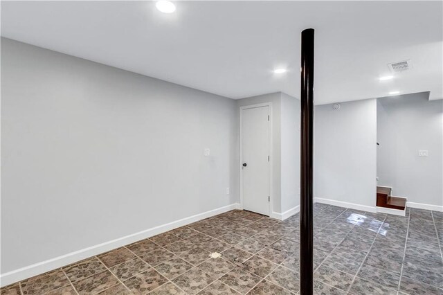 finished basement with baseboards, visible vents, and recessed lighting
