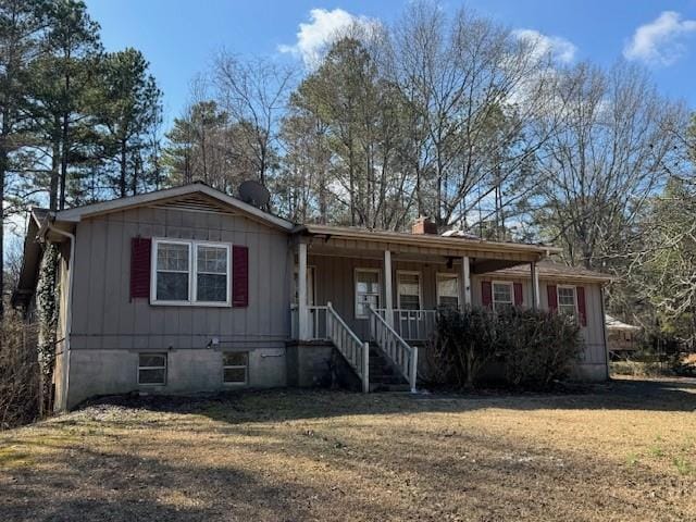 view of front of home featuring a porch and a front yard