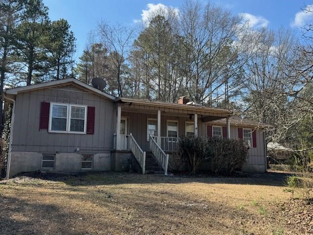 view of front of house featuring a front lawn and a porch