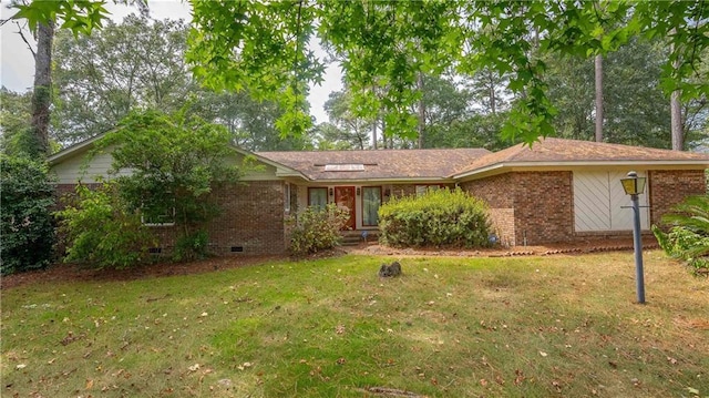 ranch-style house featuring a front yard