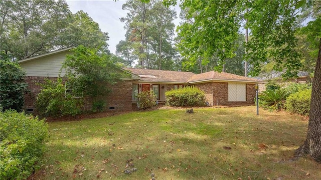 single story home with a front lawn