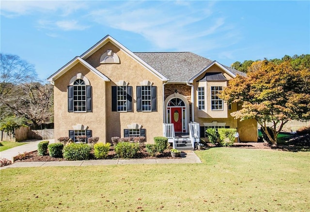 view of front facade featuring a front yard