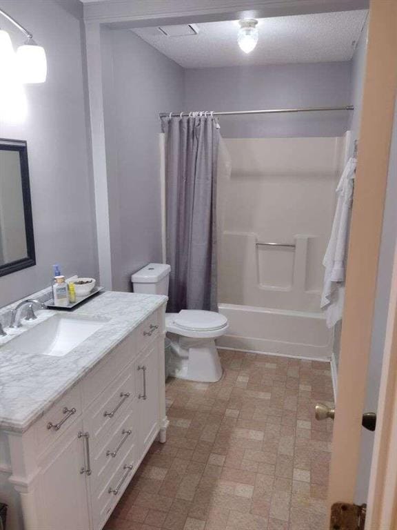 full bath featuring shower / tub combo with curtain, vanity, and toilet