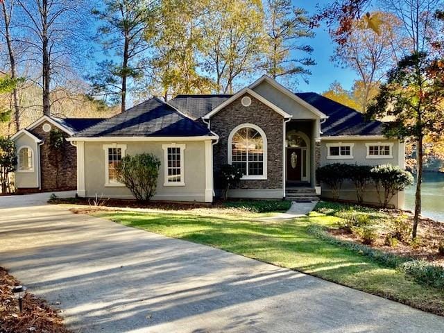 ranch-style house featuring a front yard