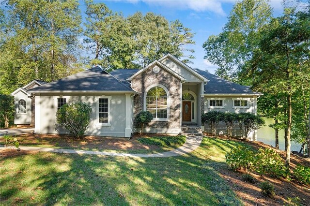 view of front facade with a front yard