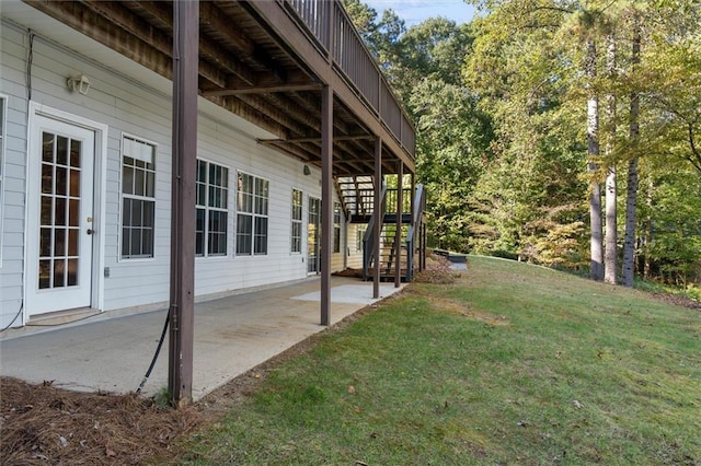 view of yard with a patio area