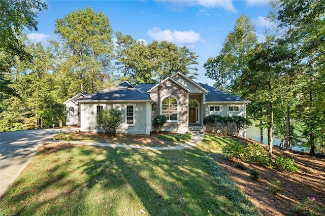 view of front of property featuring a front yard