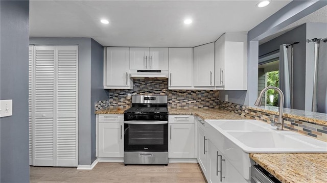 47 Arbor End, Smyrna, GA 30080 - kitchen featuring appliances with stainless steel finishes, under cabinet range hood, light wood-style flooring, white cabinetry, and recessed lighting