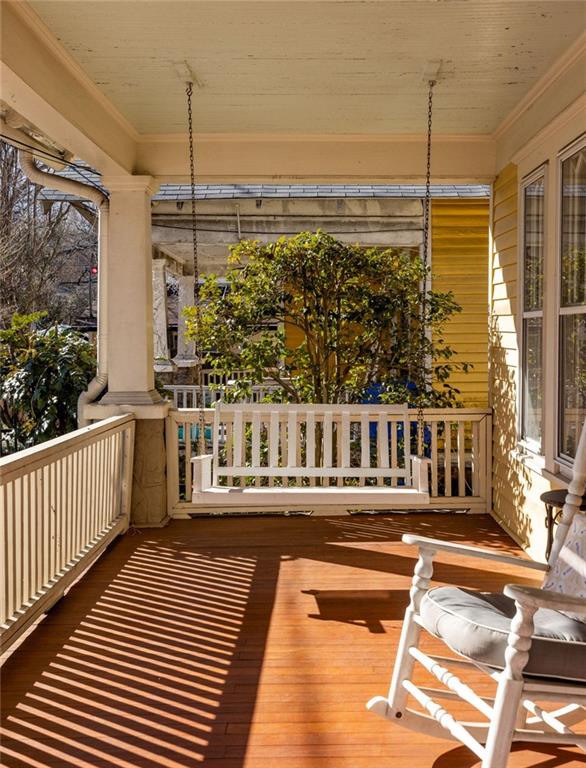 balcony featuring covered porch