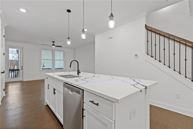 kitchen with stainless steel dishwasher, sink, an island with sink, and ceiling fan