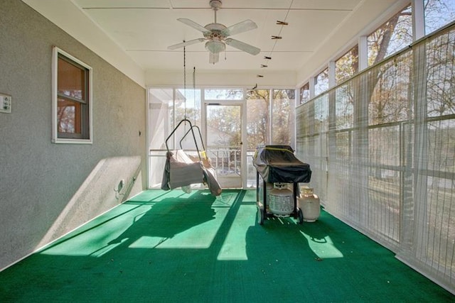 sunroom with ceiling fan