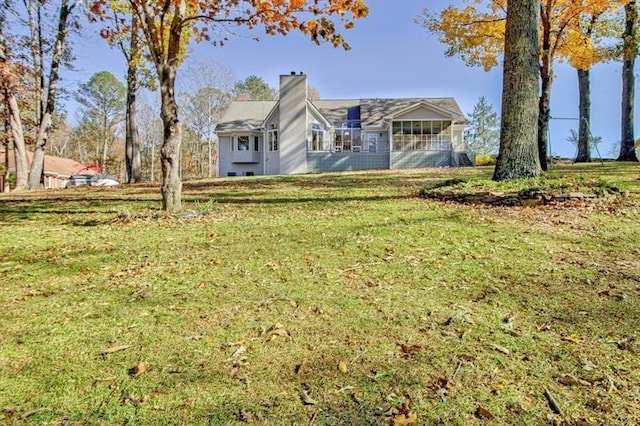 view of front of property featuring a front yard