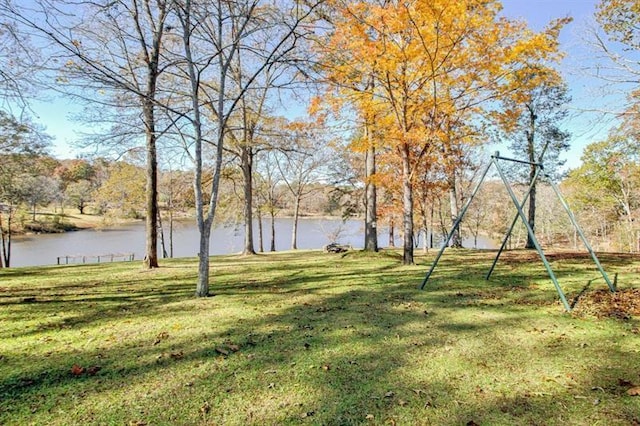 view of yard featuring a water view