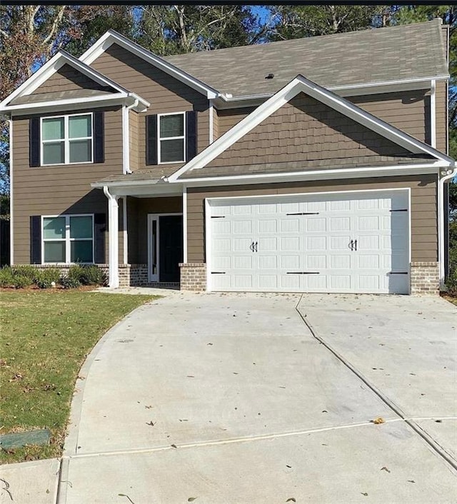 craftsman-style house featuring a front yard