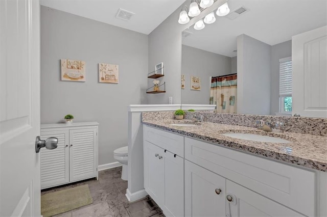 bathroom with a shower with curtain, vanity, and toilet