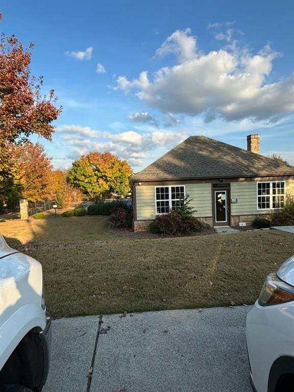 view of front of home with a front lawn