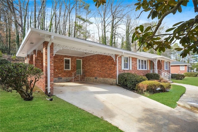 view of front of house featuring a front yard and a carport