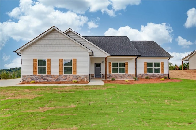 craftsman inspired home featuring a front lawn