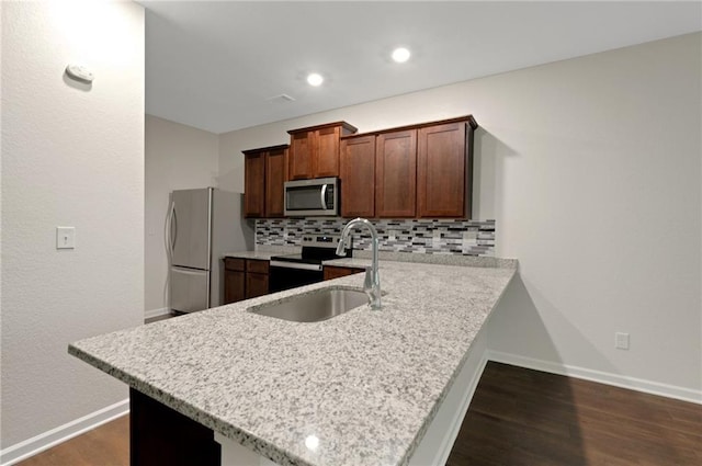 10814 Wheeler Trce, Hampton, GA 30228 - kitchen featuring stainless steel appliances, backsplash, baseboards, a sink, and recessed lighting