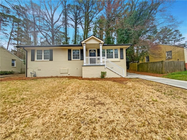 view of front facade featuring a front yard