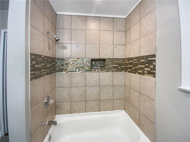 bathroom with tiled shower / bath