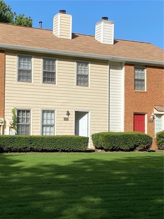 view of front of home with a front lawn