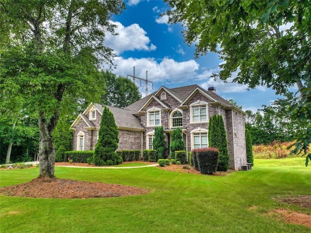 view of front of property featuring a front lawn