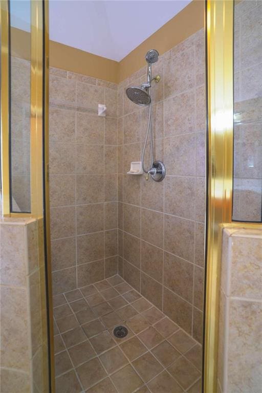 bathroom featuring tiled shower