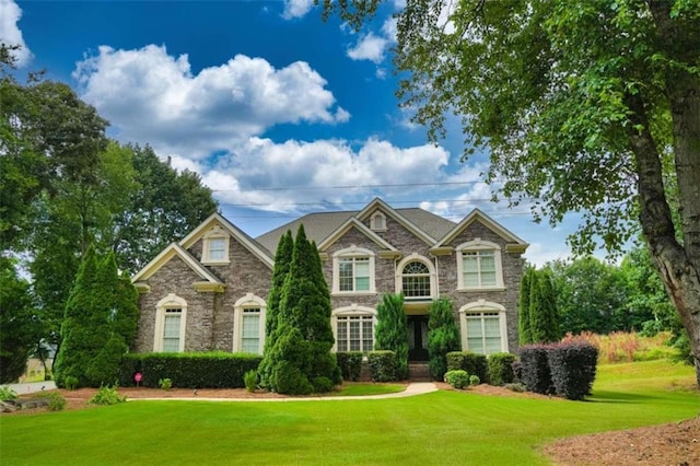 view of front of house featuring a front lawn