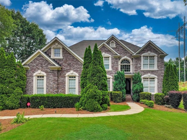 view of front facade featuring a front lawn