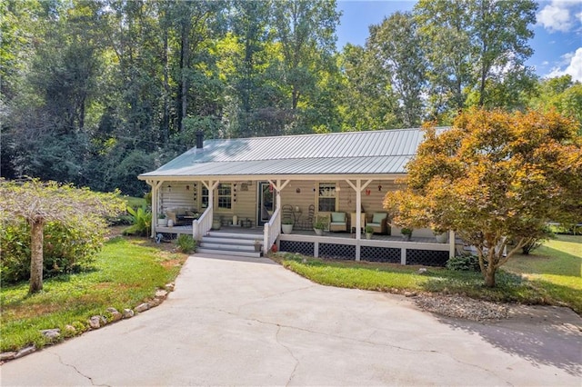 168 Silver Fox Dr, Dawsonville, GA 30534 - view of front of house featuring a porch, metal roof, and a front lawn