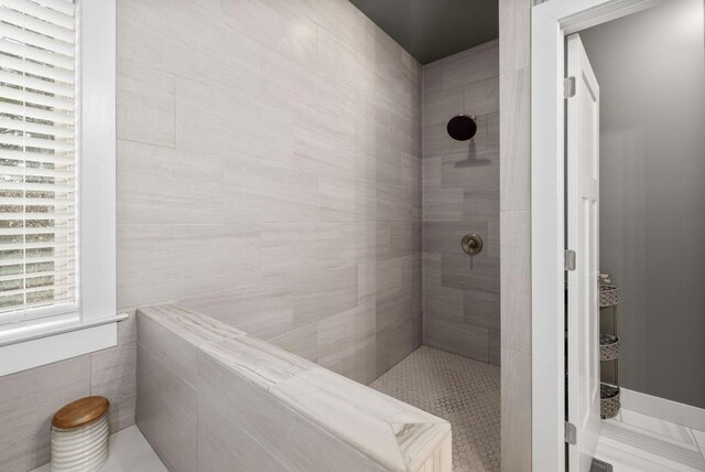 full bathroom featuring tiled shower