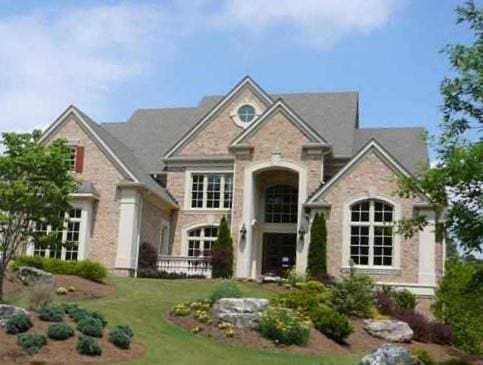 view of front of property featuring a front lawn