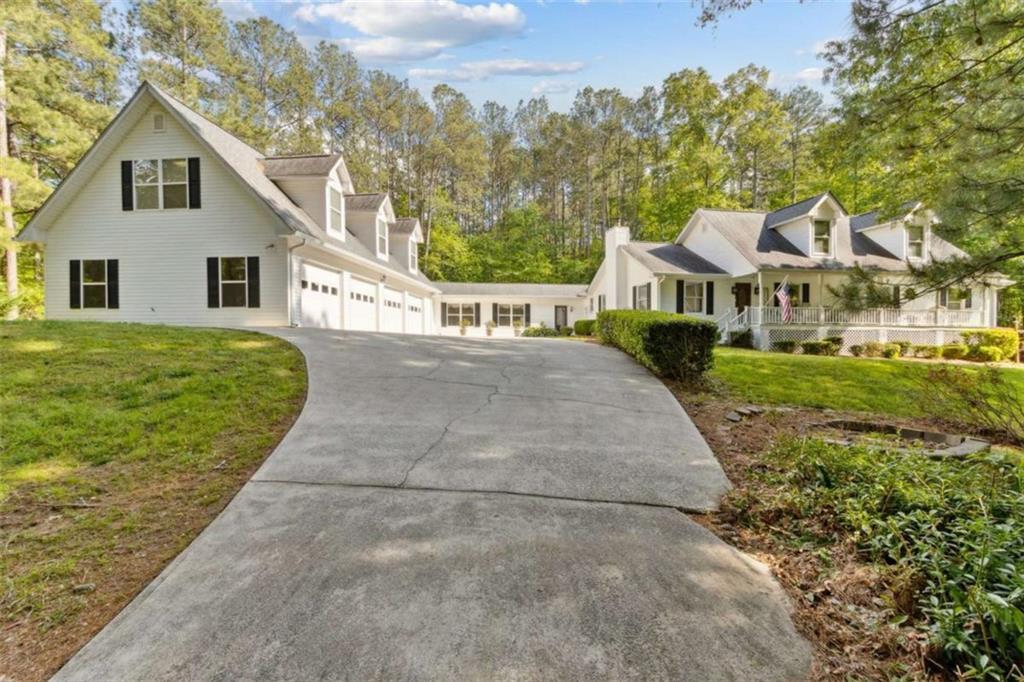 view of front facade featuring aphalt driveway, an attached garage, and a front yard