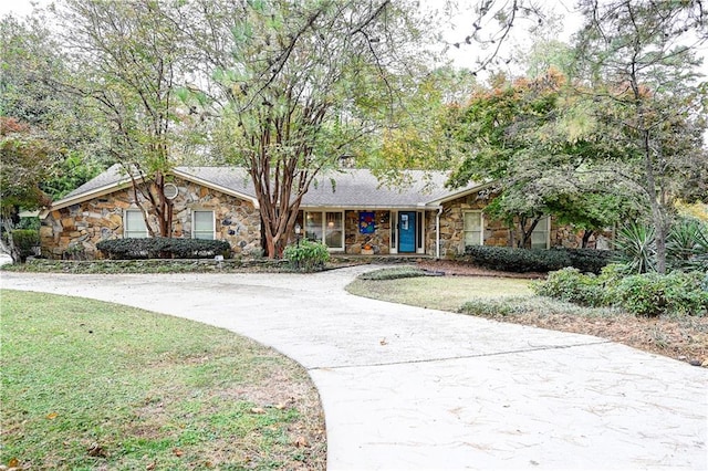 single story home featuring a front yard