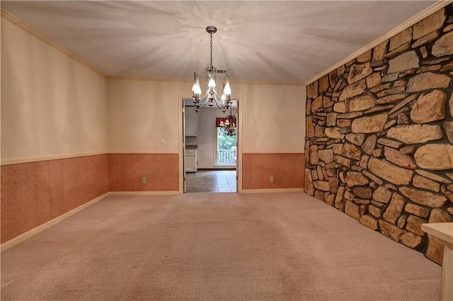 empty room with an inviting chandelier, carpet floors, and ornamental molding